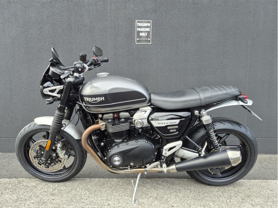 TRIUMPH SPEED TWIN 1200