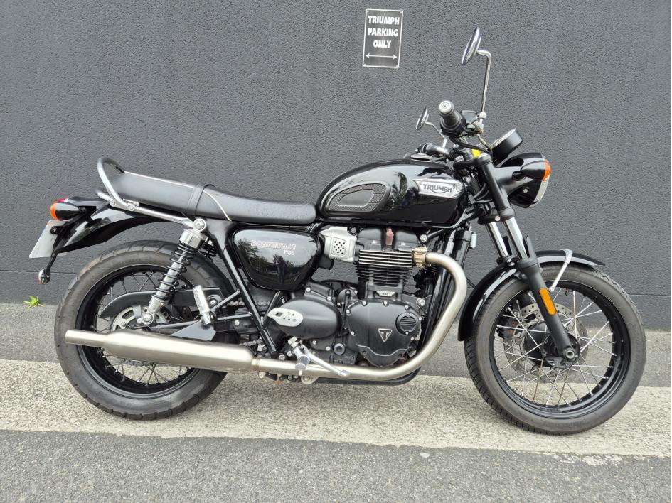 TRIUMPH BONNEVILLE T100 900