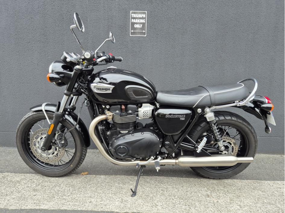 TRIUMPH BONNEVILLE T100 900